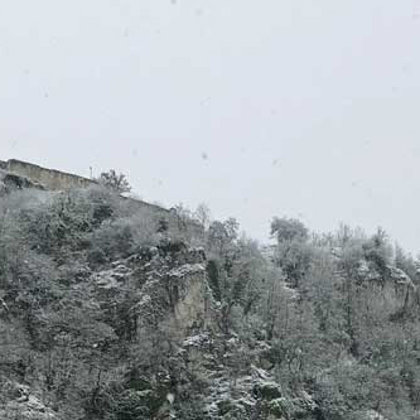 Blick auf die Burgruine von der Steinernen Brücke